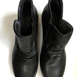 Skechers black leather bootie EUC.